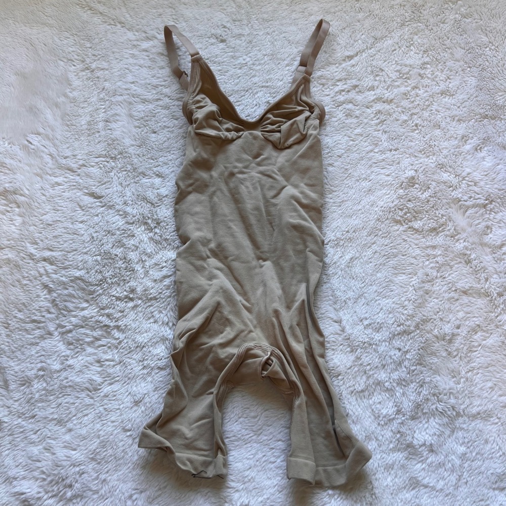 SKIMS Seamless Sculpt Mid Thigh Bodysuit XS Clay Beige Compression Shapewear New